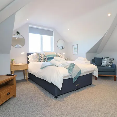 Townhouse, Close To Harbour With Sea Views *