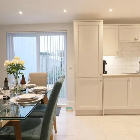 Townhouse, Close To Harbour With Sea Views Holiday home *