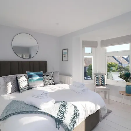 Townhouse, Close To Harbour With Sea Views Holiday home