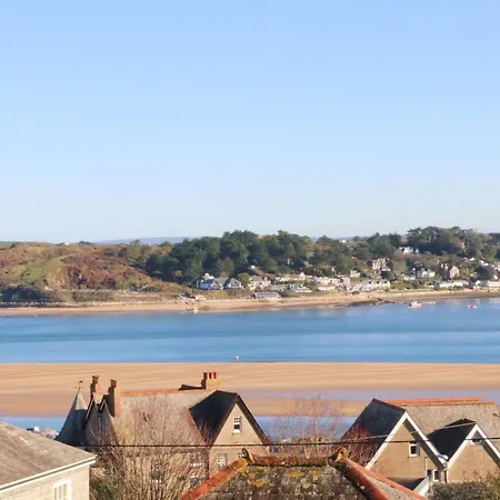 Townhouse, Close To Harbour With Sea Views Holiday home *