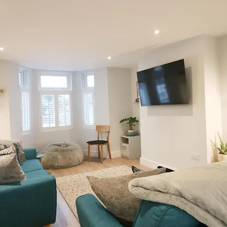 Townhouse, Close To Harbour With Sea Views *