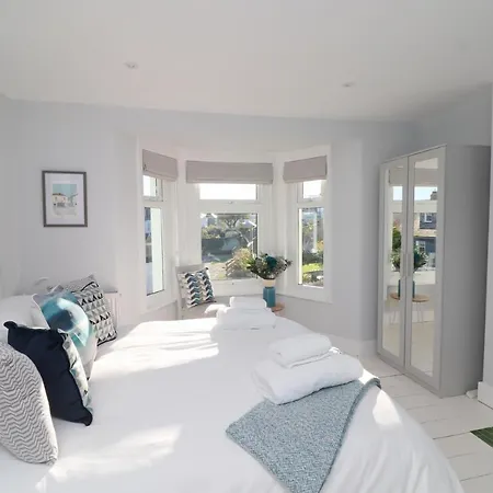 Townhouse, Close To Harbour With Sea Views Holiday home *