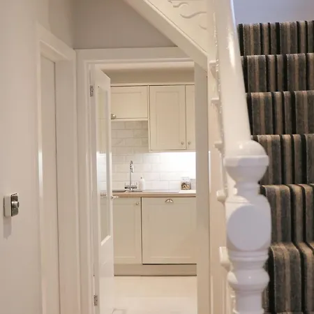 Townhouse, Close To Harbour With Sea Views * Padstow