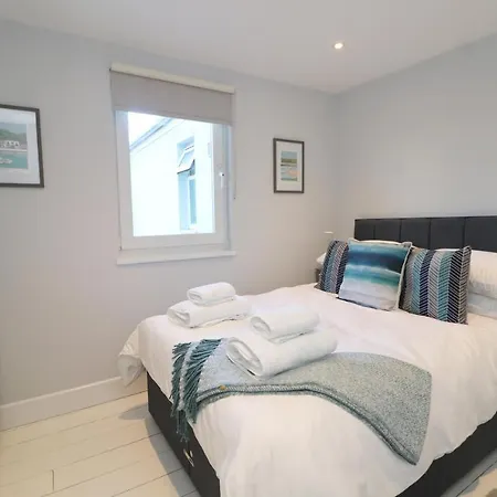 Townhouse, Close To Harbour With Sea Views Holiday home